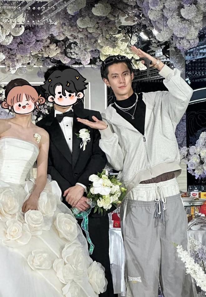 王鹤棣参加发小婚礼穿吊裆裤太辣眼素颜黑眼圈重但五官很立体